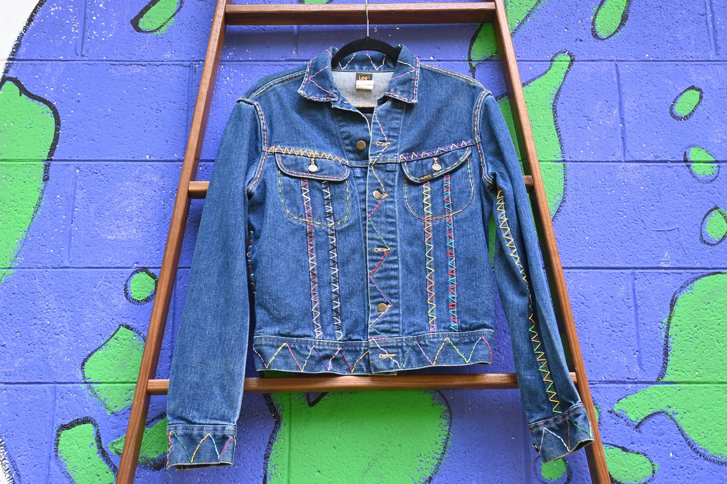 Vintage Bespoke One of a Kind Hand embroidered Denim Jean Trucker Jacket / Unisex 38L / ZigZag Color stitch Medium Wash 90s Y2K Jean Jacket